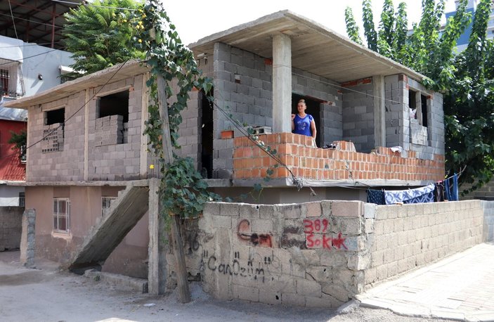 Adana'da ağabeylerine güvenen kadın evsiz kaldı