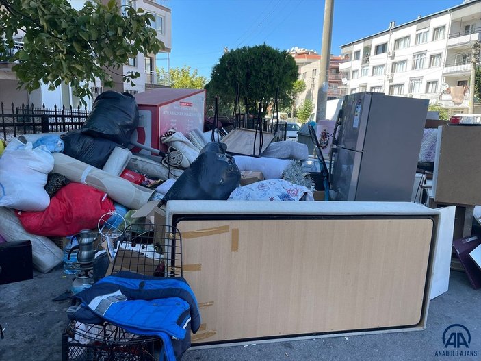 İzmir'de ev sahibi, kiracı kadının eşyalarını sokağa attı