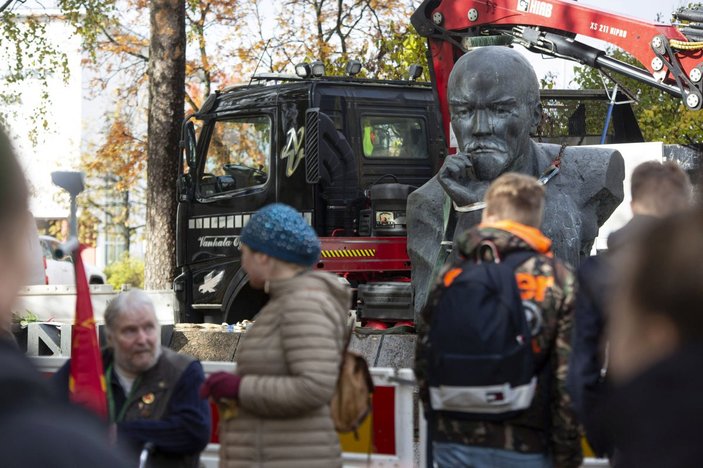 Finlandiya'da halka açık alanda sergilenen son Lenin heykeli de kaldırıldı