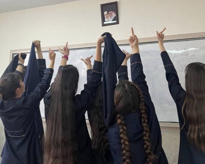 İran'da öğrenciler, Hamaney ve Humeyni'nin fotoğrafına el hareketi yaptı
