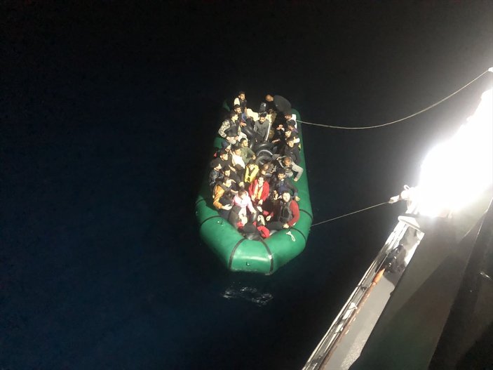 İzmir'de 143 kaçak göçmen kurtarıldı, 31 kaçak göçmen yakalandı