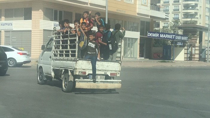 Şanlıurfa'da, öğrencilerin kamyonet kasasındaki yolculuğu kamerada