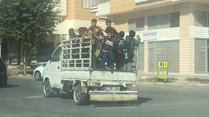 Şanlıurfa'da, öğrencilerin kamyonet kasasındaki yolculuğu kamerada