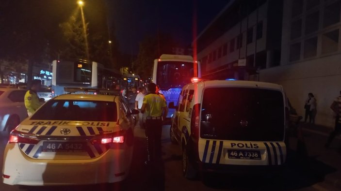 Kahramanmaraş'ta halk otobüsünün altında kalan şahsı, aracı kaldırarak kurtardılar