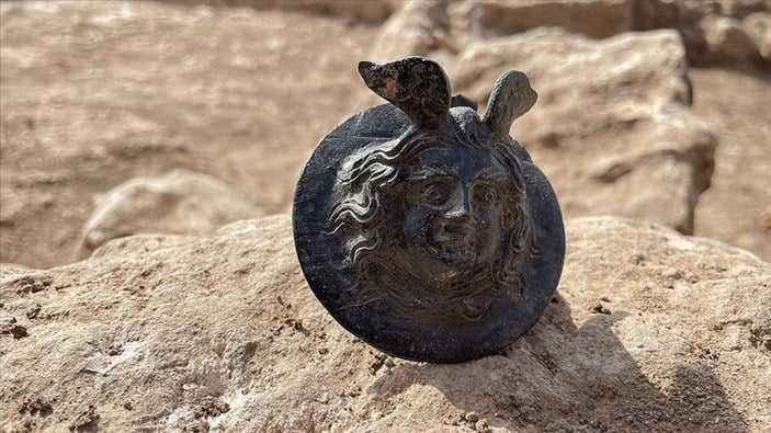 Adıyaman'da askeri başarılarda verilen 1800 yıllık madalya bulundu