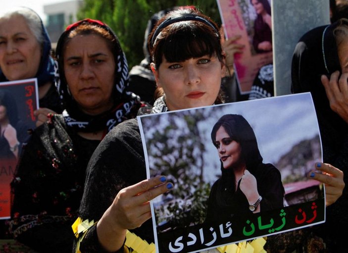 AB, Mahsa Emini'nin ölümü nedeniyle İran'a yaptırımları değerlendiriyor