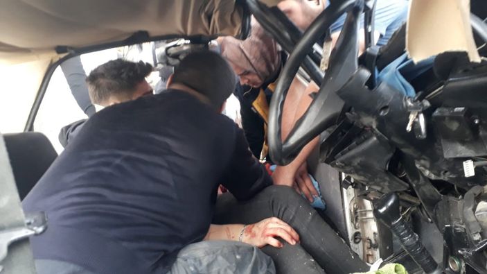 i Van'da kontrolden çıkan otomobil üst geçit direğine çarptı