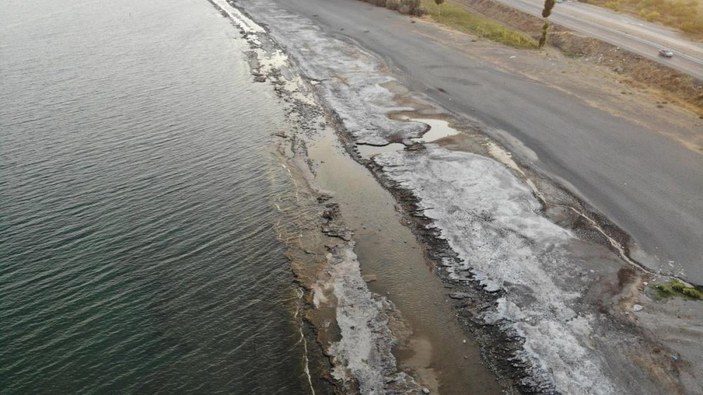 Van Gölü'nde metrelerce çekilen su korkuya neden oldu