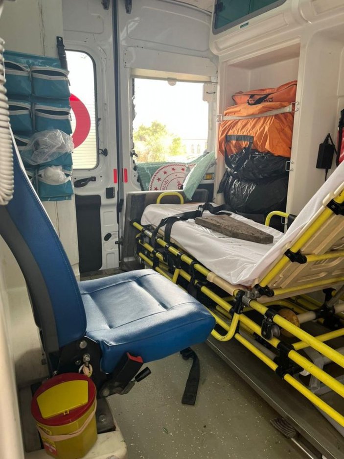 Diyarbakır'da, zihinsel engelli şahıs 80 ambulansa zarar verdi