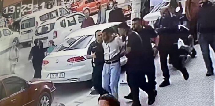 Arnavutköy'de sözlü taciz şüphelisini, kızın ailesi yakaladı
