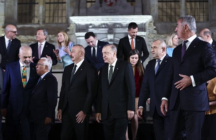 Avrupa Siyasi Topluluğu toplantısında liderler aile fotoğrafı çektirdi