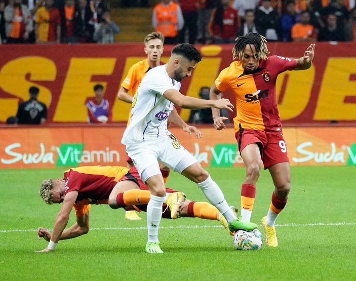 Liverpool gözlemcileri 4 oyuncu için Galatasaray'ı izliyor