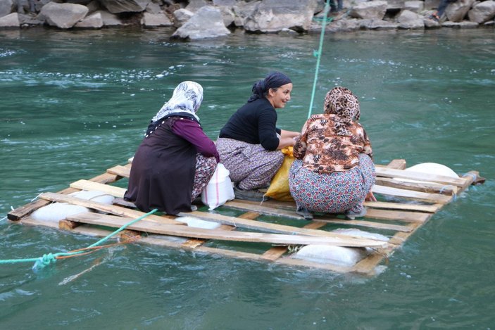 Zap Suyu'nu salla geçen köylüler için asma köprü yapıldı