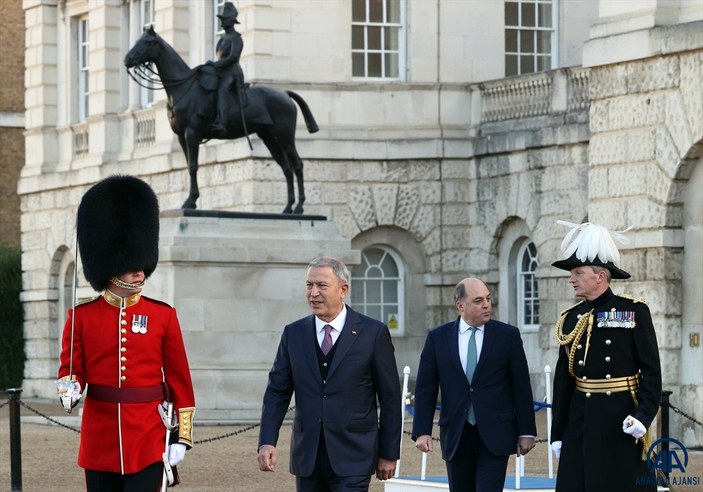 Milli Savunma Bakanı Akar, İngiltere Savunma Bakanı Wallace ile görüştü