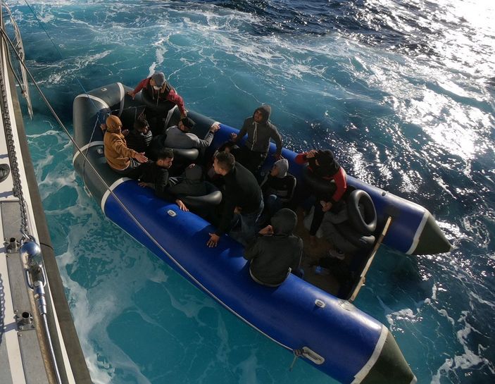 d Kuşadası’nda 24 kaçak göçmen yakalandı, 48’i kurtarıldı