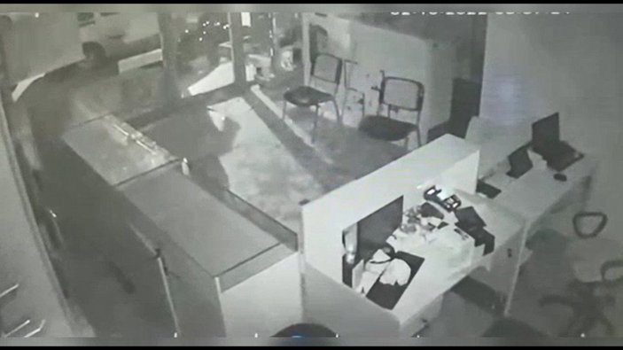 Maltepe'de beyaz eşya dükkanına giren hırsız, kırdığı kapıdan düştü