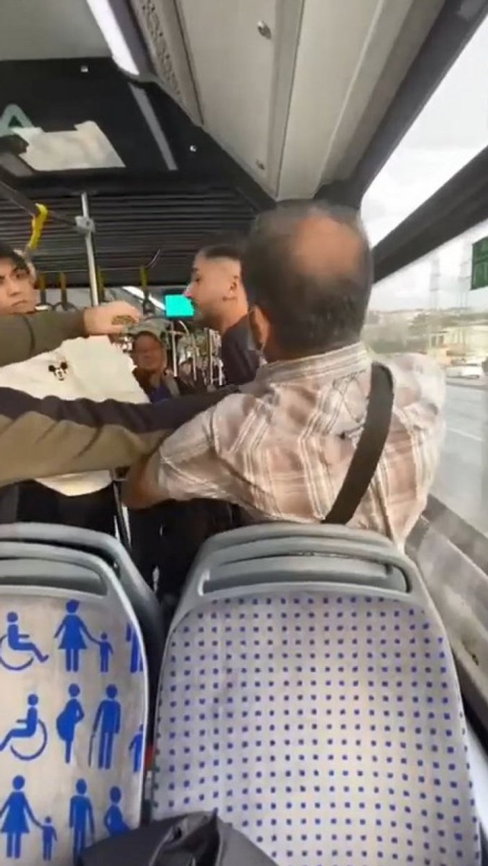 Beylikdüzü'ndeki metrobüste yolcuların yüksek sesle konuşma kavgası