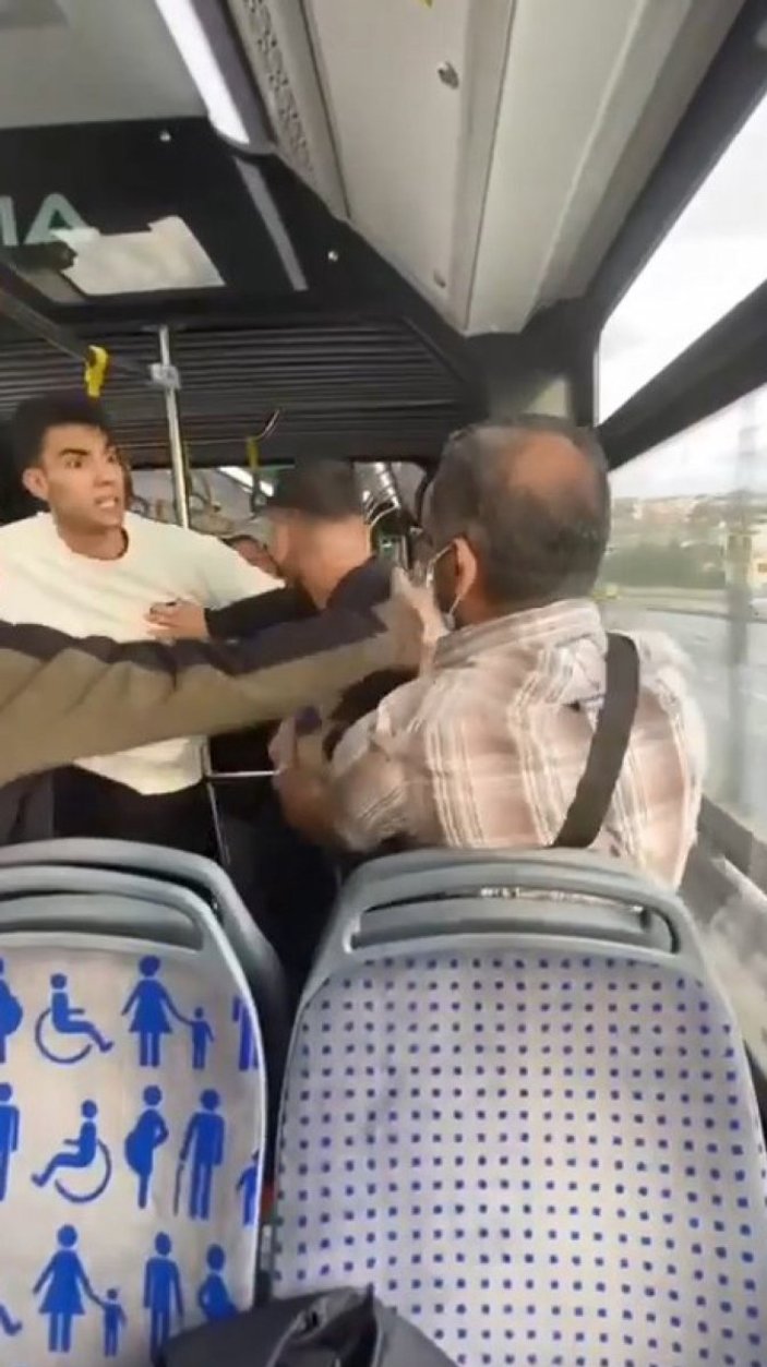 Beylikdüzü'ndeki metrobüste yolcuların yüksek sesle konuşma kavgası