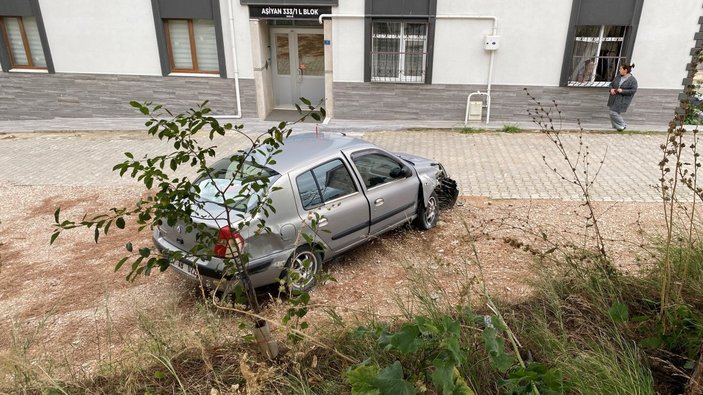 Sinop'ta freni boşan otomobil 2 metre aşağı düştü