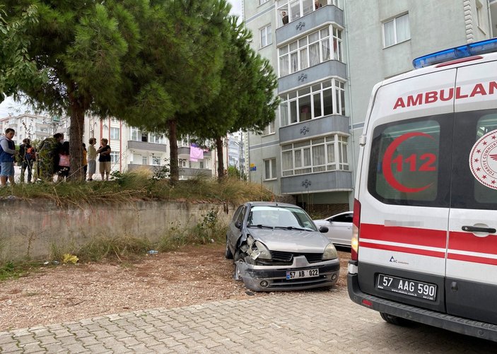 Sinop'ta freni boşan otomobil 2 metre aşağı düştü