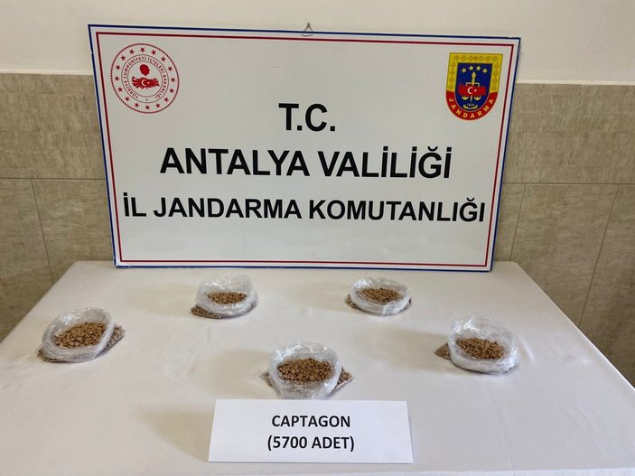 Antalya'da 5 bin 700 adet uyuşturucu ele geçirildi