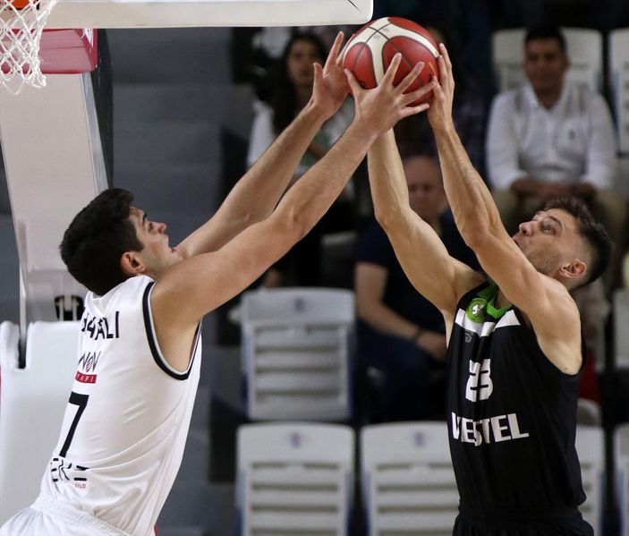 a Beşiktaş, Manisa BBSK'ya mağlup oldu