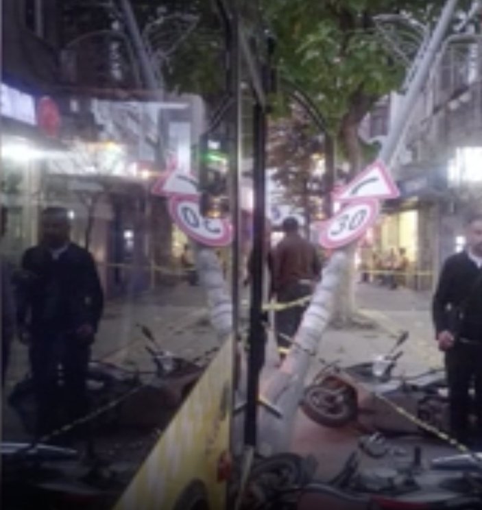 Gaziosmanpaşa'da İETT şoförü önce yaya sonra elektrik direğine çarptı