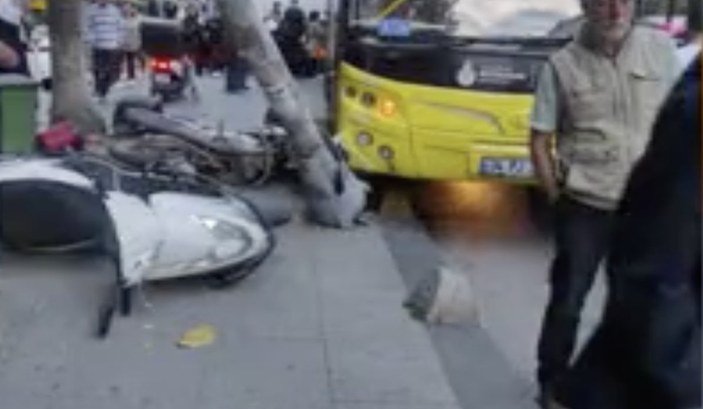 Gaziosmanpaşa'da İETT şoförü önce yaya sonra elektrik direğine çarptı