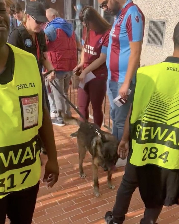 Fransız polisinden, Trabzonspor taraftarına köpekli arama