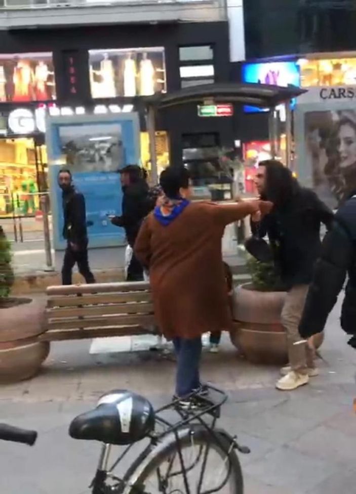i Eskişehir'de çantasıyla herkese saldıran kadın kamerada
