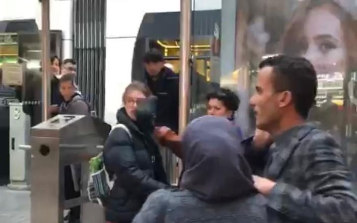 i Eskişehir'de çantasıyla herkese saldıran kadın kamerada