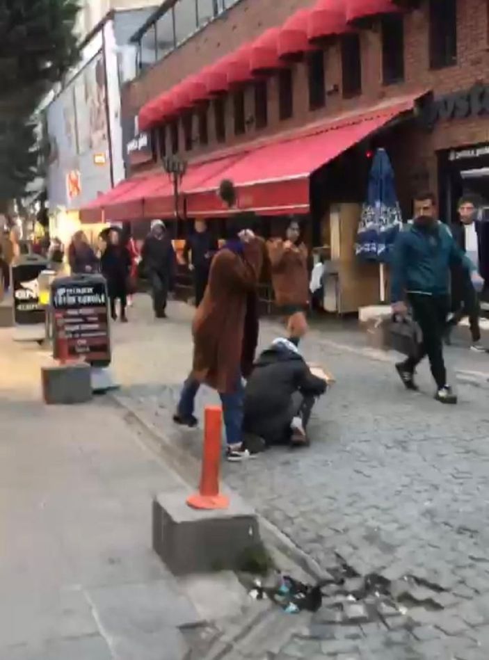 i Eskişehir'de çantasıyla herkese saldıran kadın kamerada