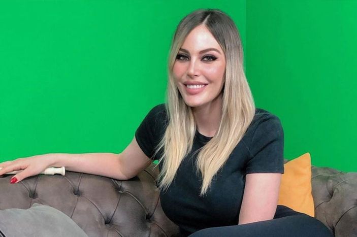 Hande Sarıoğlu dekoltesi ile yine akıl aldı! 