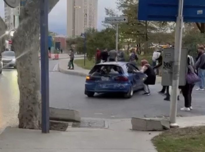 İstanbul'da kaza sonrası çıkan keserli kavga kamerada