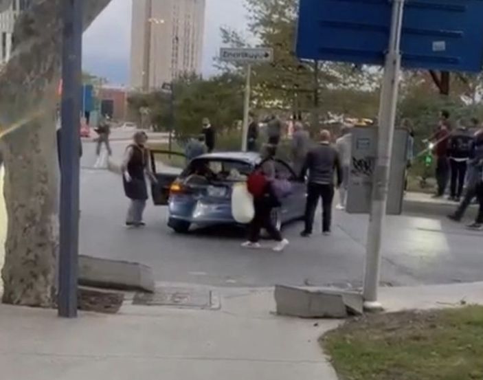 İstanbul'da kaza sonrası çıkan keserli kavga kamerada