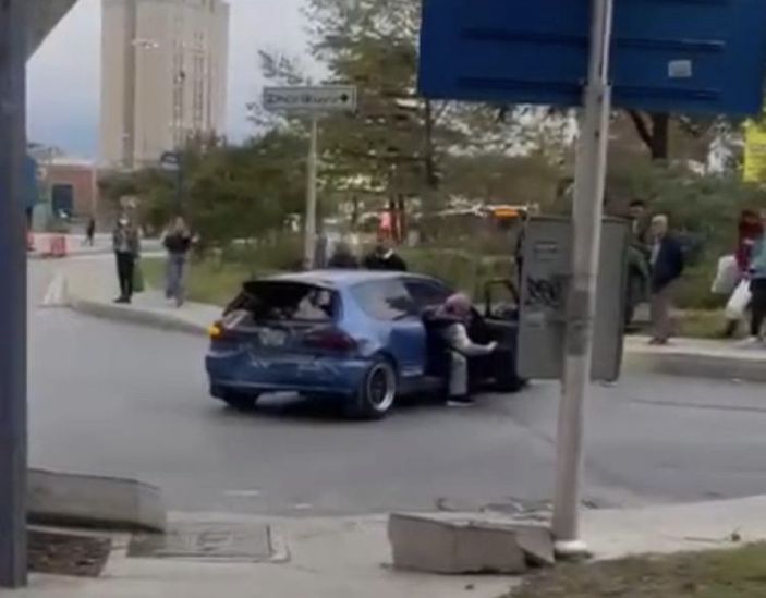 İstanbul'da kaza sonrası çıkan keserli kavga kamerada