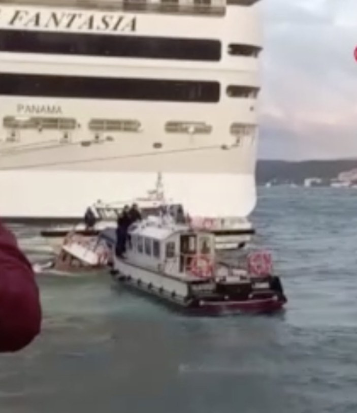 İstanbul'da batan teknedeki 2 kişiyi, deniz polisi kurtardı