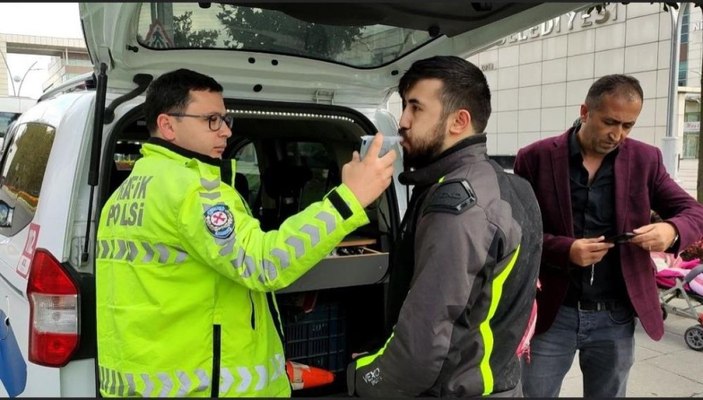 Sultangazi'de kazanın şiddetiyle motosiklet savruldu: 2 yaralı