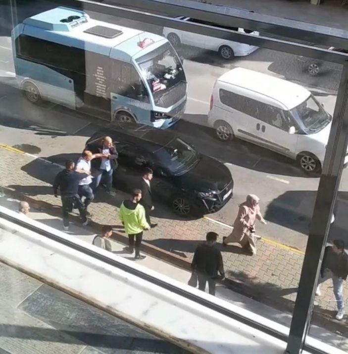 i Pendik'te minibüs şoförü ile yolcu arasında kavga çıktı