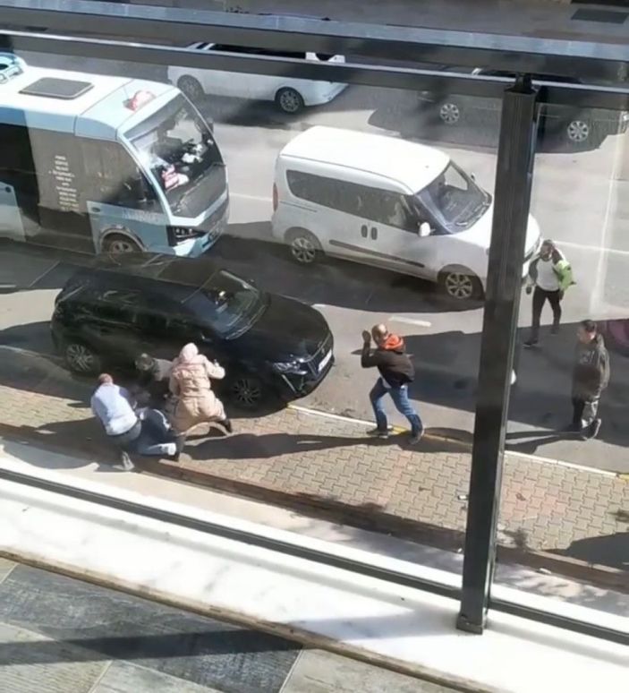i Pendik'te minibüs şoförü ile yolcu arasında kavga çıktı