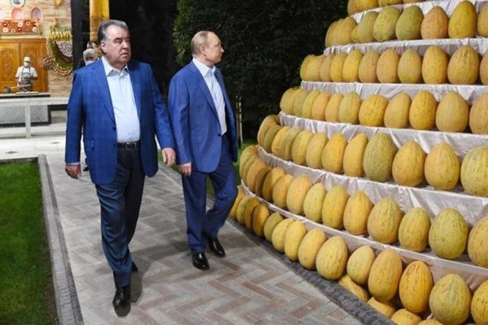 Tacikistan lideri İmamali Rahman'ın Putin'e hediyesi