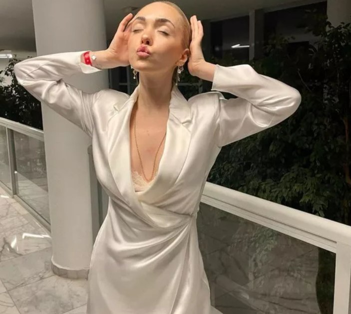 MasterChef Serpilay'ın göğüs dekoltesine yorum yağdı! 