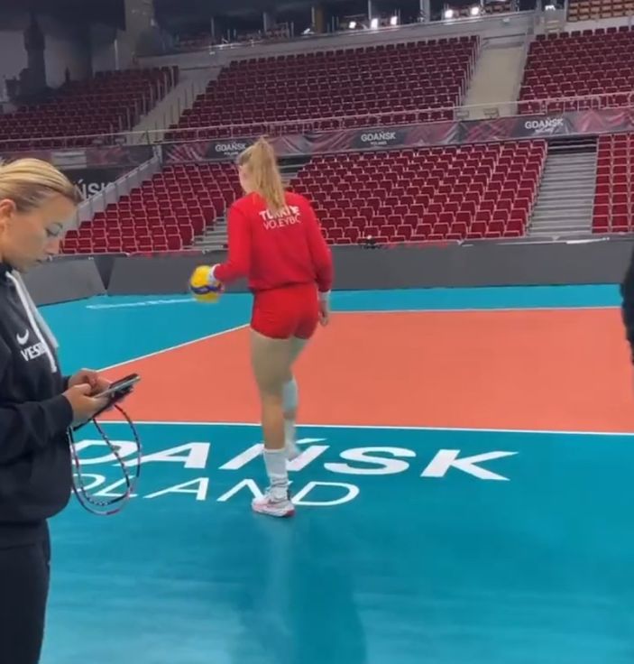 Zehra Güneş, salonda futbol oynadı