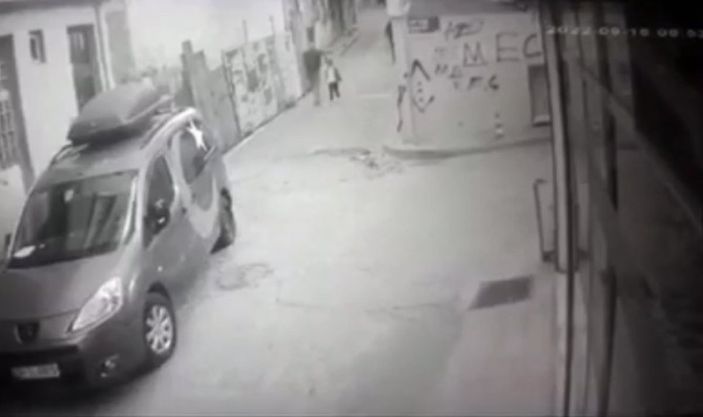 Beyoğlu'nda kızını okula bırakan babaya silahlı saldırı