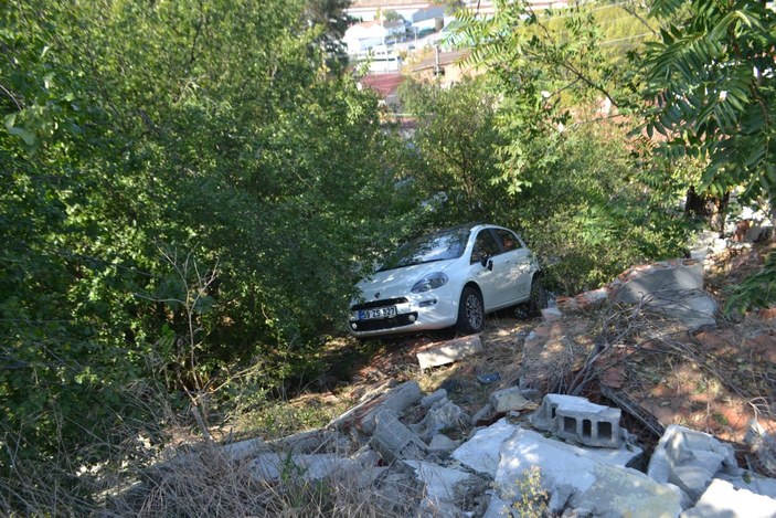 Tekirdağ'da el freni çekilmeden park edilen otomobil sürüklendi