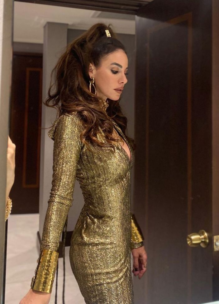 Defne Samyeli göğüs dekolteli sahne kıyafetiyle nefes kesti! 'Yandı buralar'