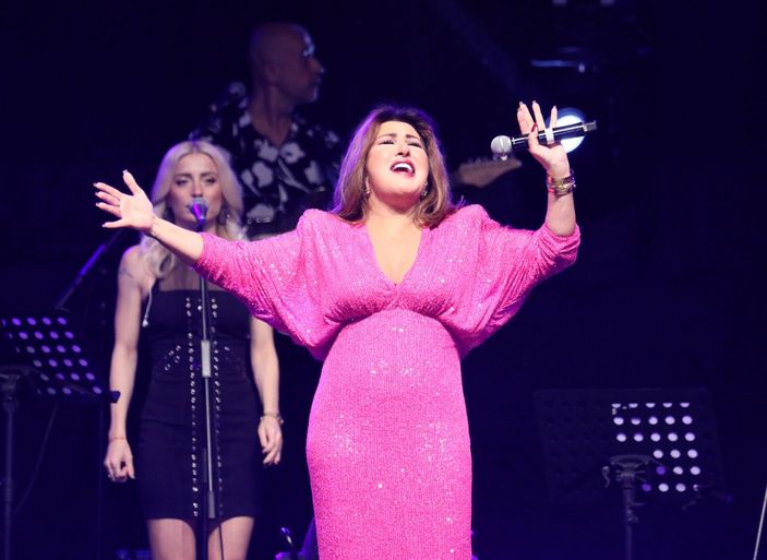 Nükhet Duru'dan Muhittin Böcek'e: Böcük başkanım, bizim için bir lütufsunuz