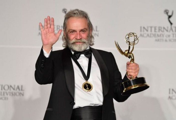 47. Uluslararası Emmy Ödülleri töreninde En İyi Erkek Oyuncu Ödülü'nü kim almıştır?