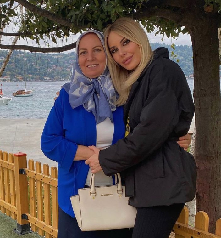 Hande Sarıoğlu annesini paylaştı görenler inanamadı! 'Güzelliğinin nereden geldiği belli oldu'