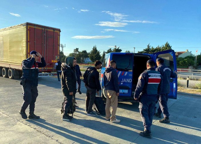 Tekirdağ’da mührü söküp tırın dorsesine gizlenen 4 kaçak göçmen yakalandı